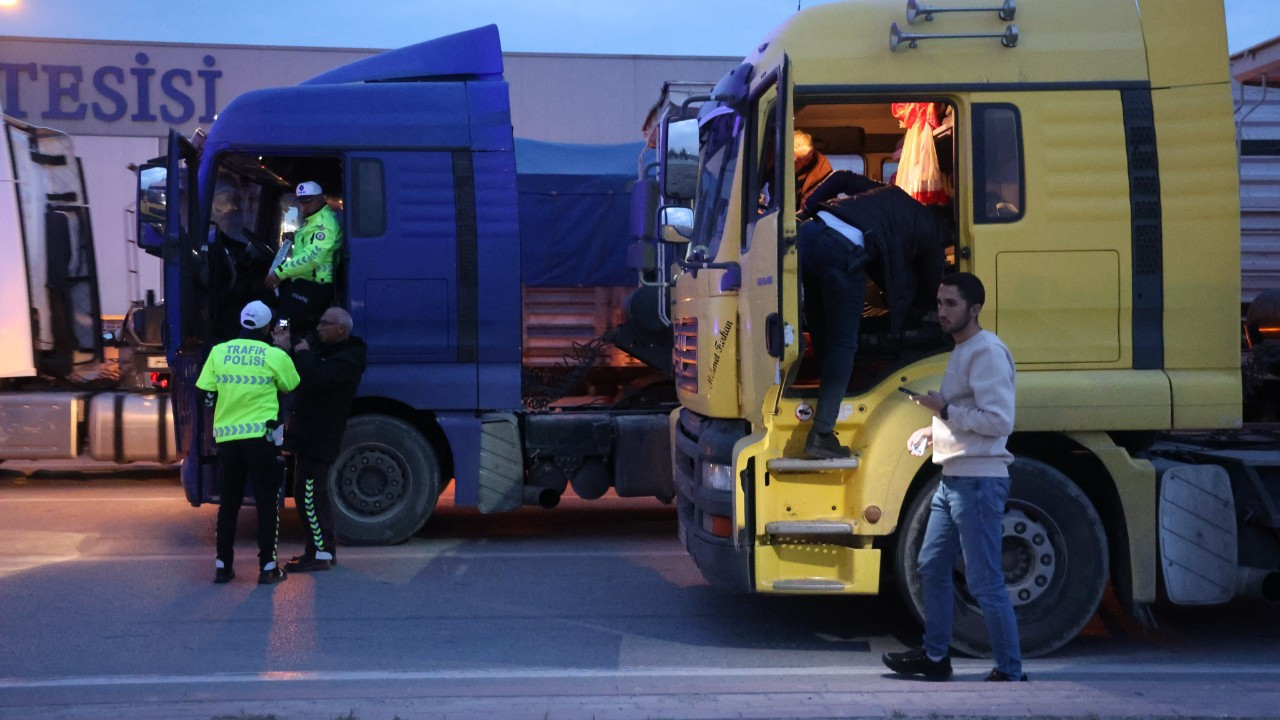 Tehlikeli Seyreden Tırlar, Polis Takibinden 30 Kilometre Kaçtı