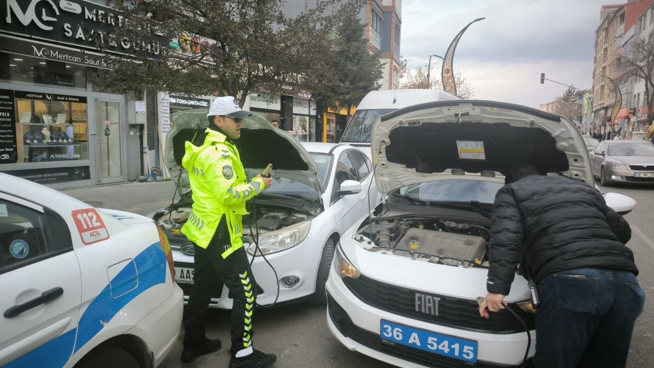 Kars’ta Trafik Polislerinden Soğukta Mahsur Kalan Aileye Yardım - Sayfa 1