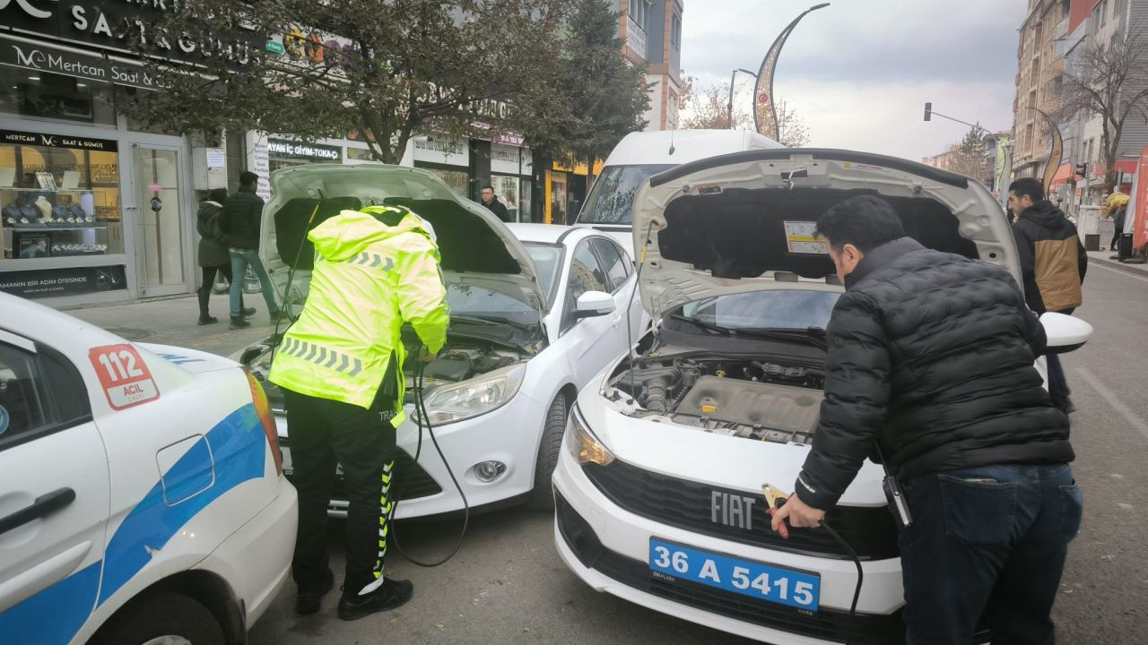 Kars’ta Trafik Polislerinden Soğukta Mahsur Kalan Aileye Yardım - Sayfa 2