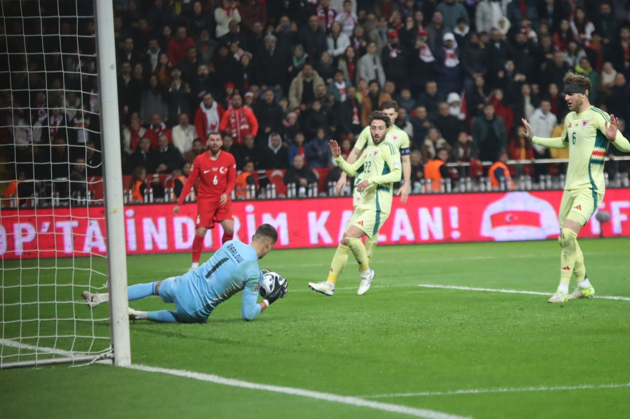 Türkiye, Galler Engelini Aşamadı: 0-0'lık Beraberlik - Sayfa 41