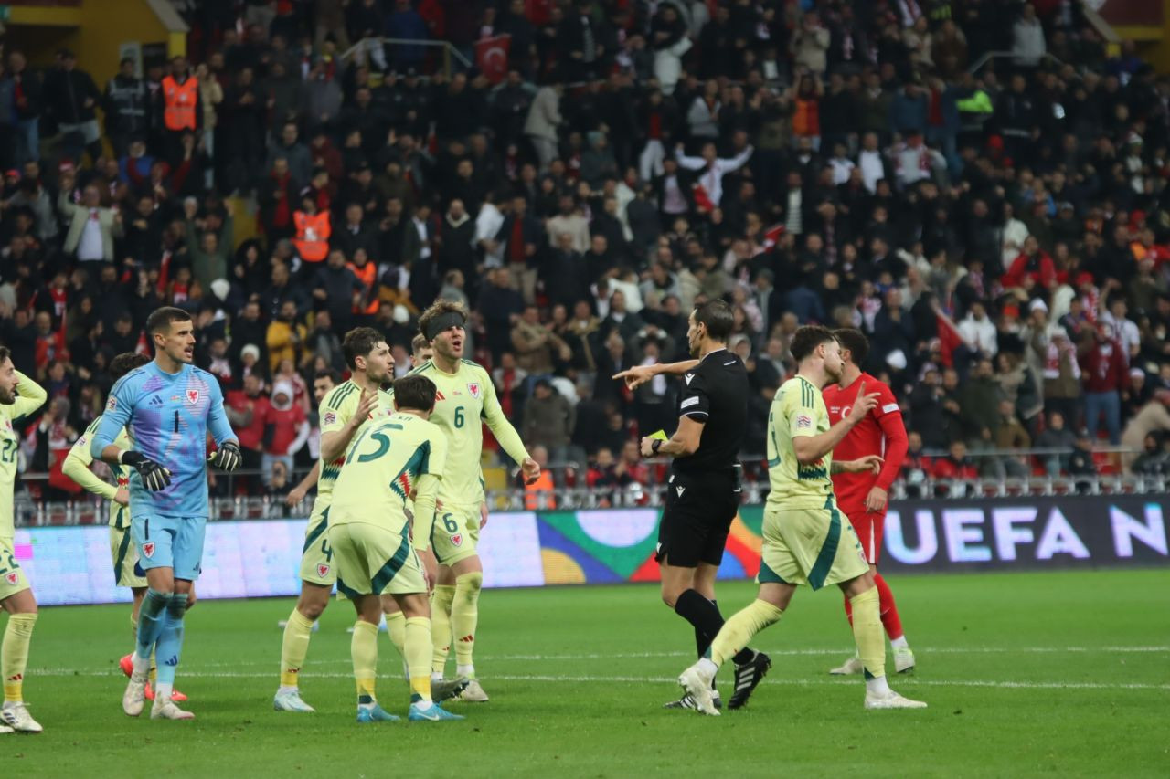 Türkiye, Galler Engelini Aşamadı: 0-0'lık Beraberlik - Sayfa 26