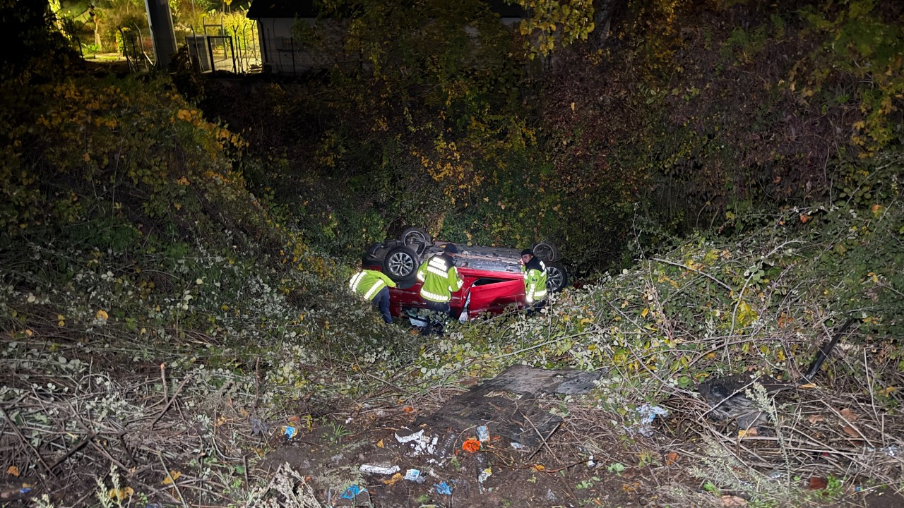 Sakarya'da Otomobil Şarampole Devrildi: 2 Yaralı