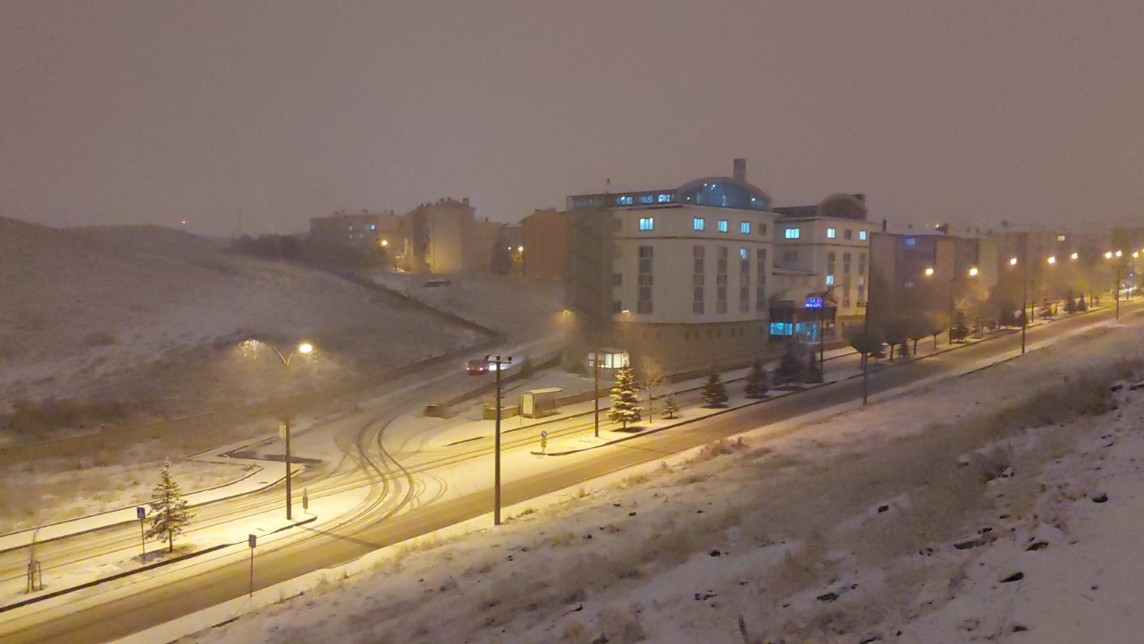 Erzurum’da Kar Yağışı Başladı: Sokaklar Beyaza Büründü