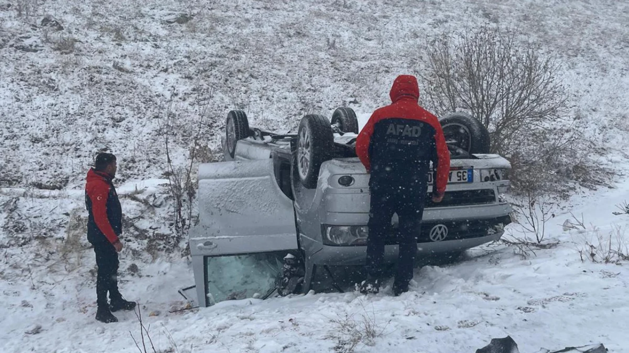 Ardahan'da Kar Yağışı ve Sis Nedeniyle 2 Otomobil Çarpıştı: 8 Yaralı