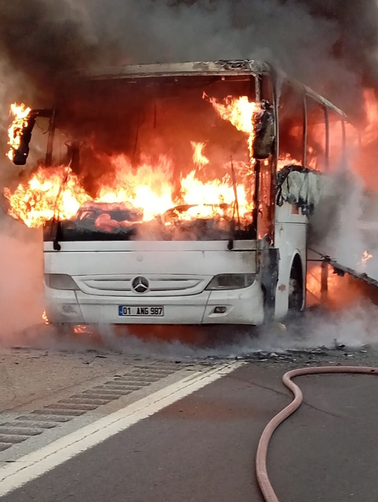 Yolcu otobüsü otoyolda alev alev yandı - Sayfa 4