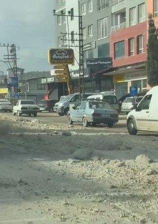 Seyir Halindeki Kamyondan Yola Molozlar Döküldü! - Sayfa 4