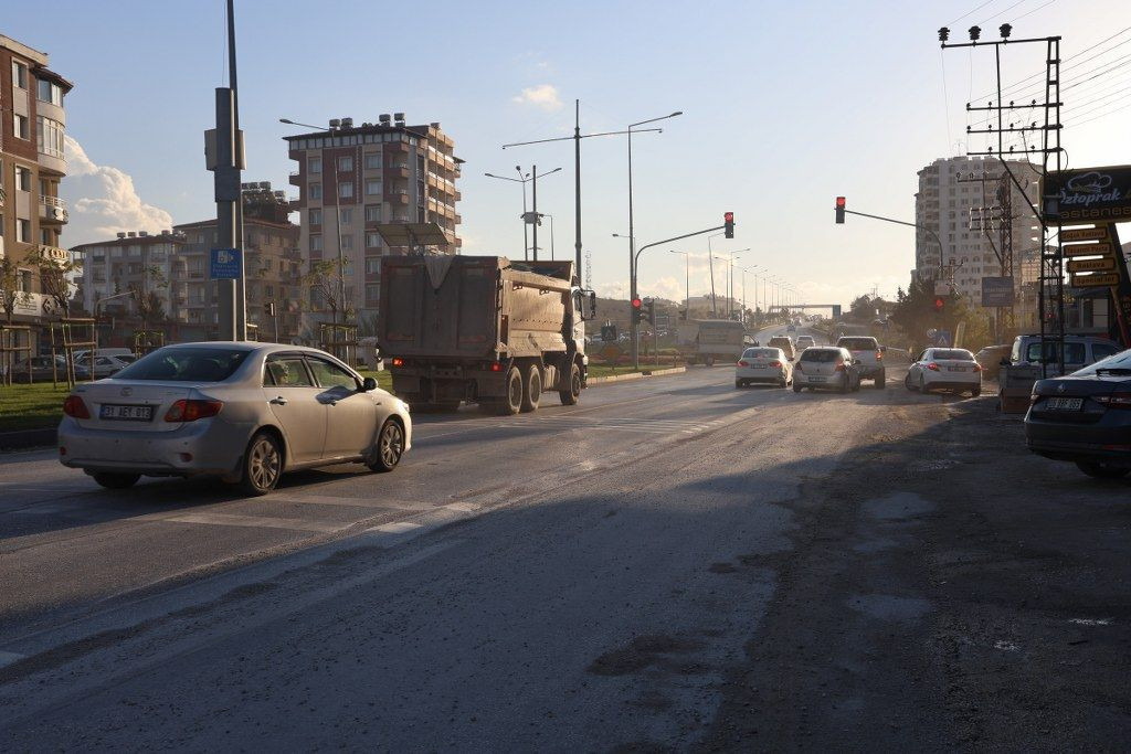 Seyir Halindeki Kamyondan Yola Molozlar Döküldü! - Sayfa 6