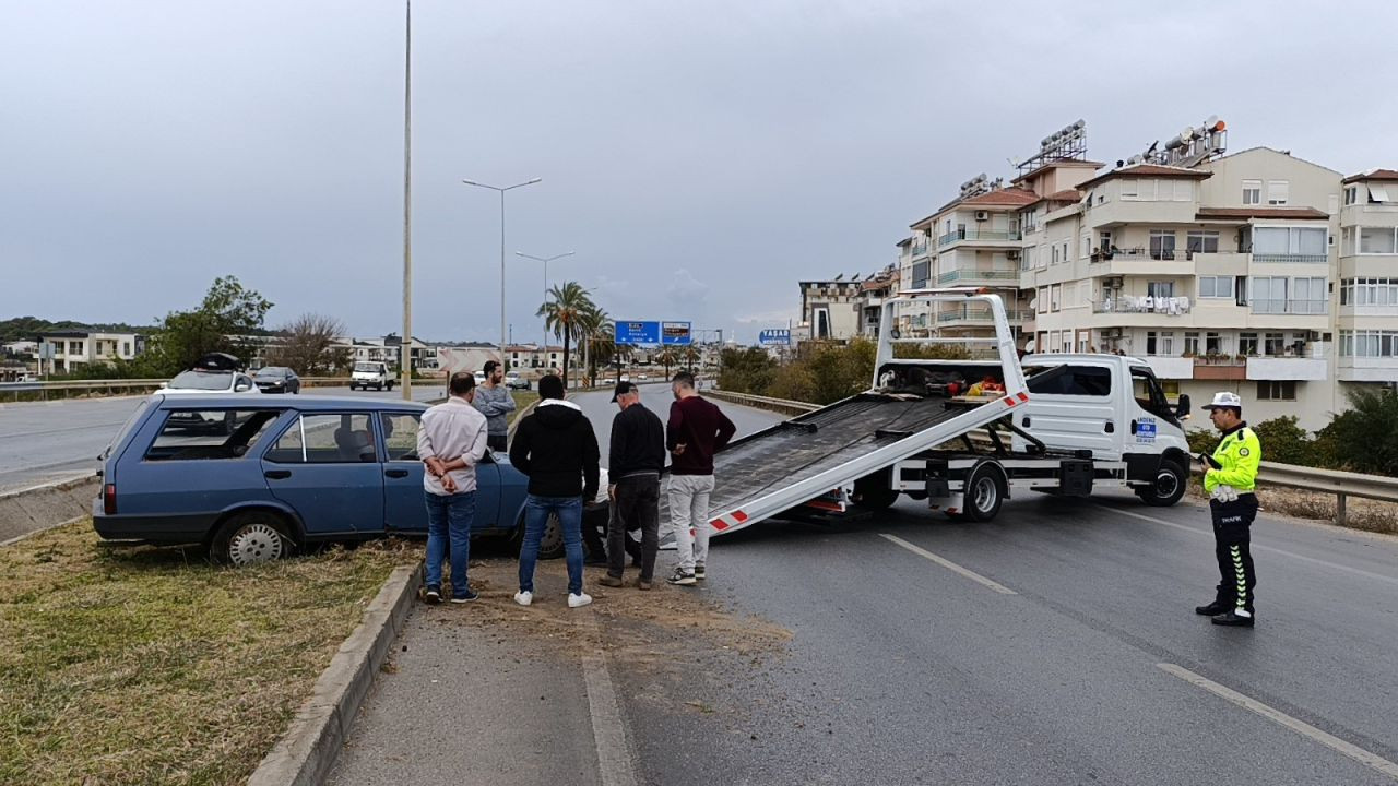 Seyir Halindeyken Lastiği Patladı: Kanalı Aşıp Refüje Uçtu! - Sayfa 4