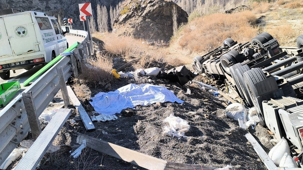 Erzurum'da Feci Kaza: Tır Şarampole Yuvarlandı, Sürücüsü Atladı Ama... - Sayfa 4