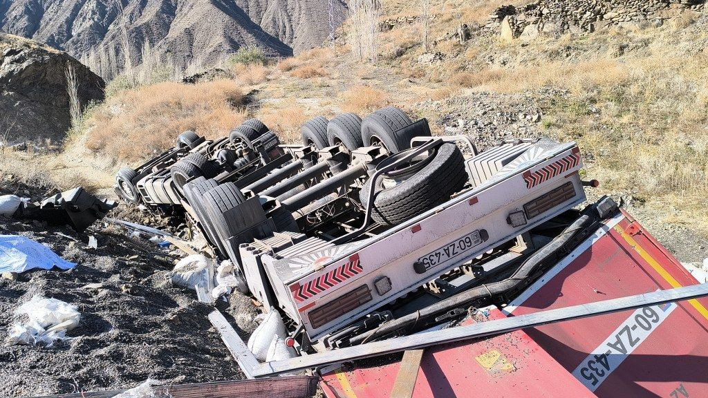 Erzurum'da Feci Kaza: Tır Şarampole Yuvarlandı, Sürücüsü Atladı Ama... - Sayfa 5