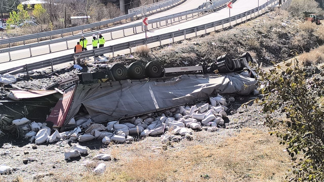 Erzurum'da Feci Kaza: Tır Şarampole Yuvarlandı, Sürücüsü Atladı Ama... - Sayfa 3