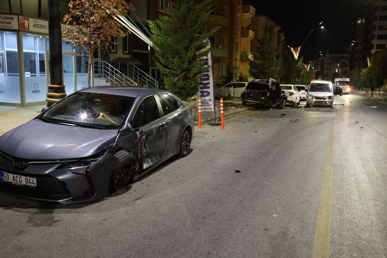 Alkollü sürücü 4 araca çarparak durabildi: 1 Yaralı - Sayfa 4