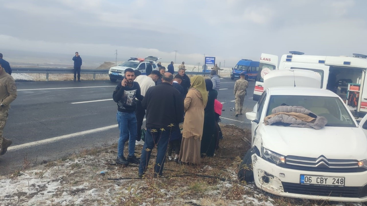 Ağrı’da 3 Ayrı Trafik Kazasında 4 Kişi Yaralandı