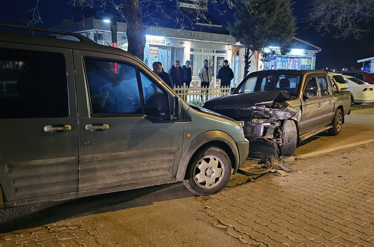 Kastamonu'da Pikap ile Hafif Ticari Araç Kafa Kafaya Çarpıştı - Sayfa 1