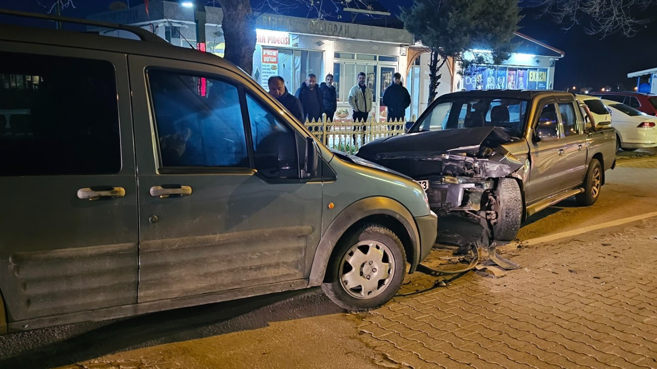 Kastamonu'da Pikap ile Hafif Ticari Araç Kafa Kafaya Çarpıştı