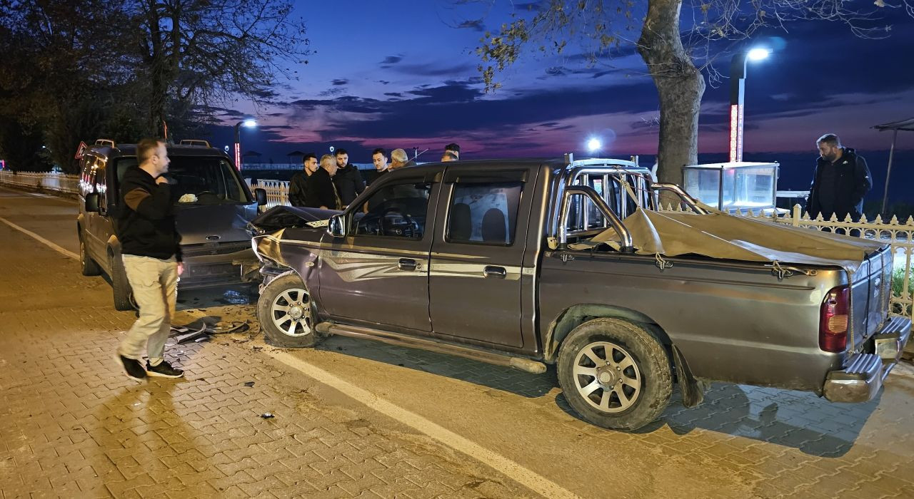 Kastamonu'da Pikap ile Hafif Ticari Araç Kafa Kafaya Çarpıştı - Sayfa 2