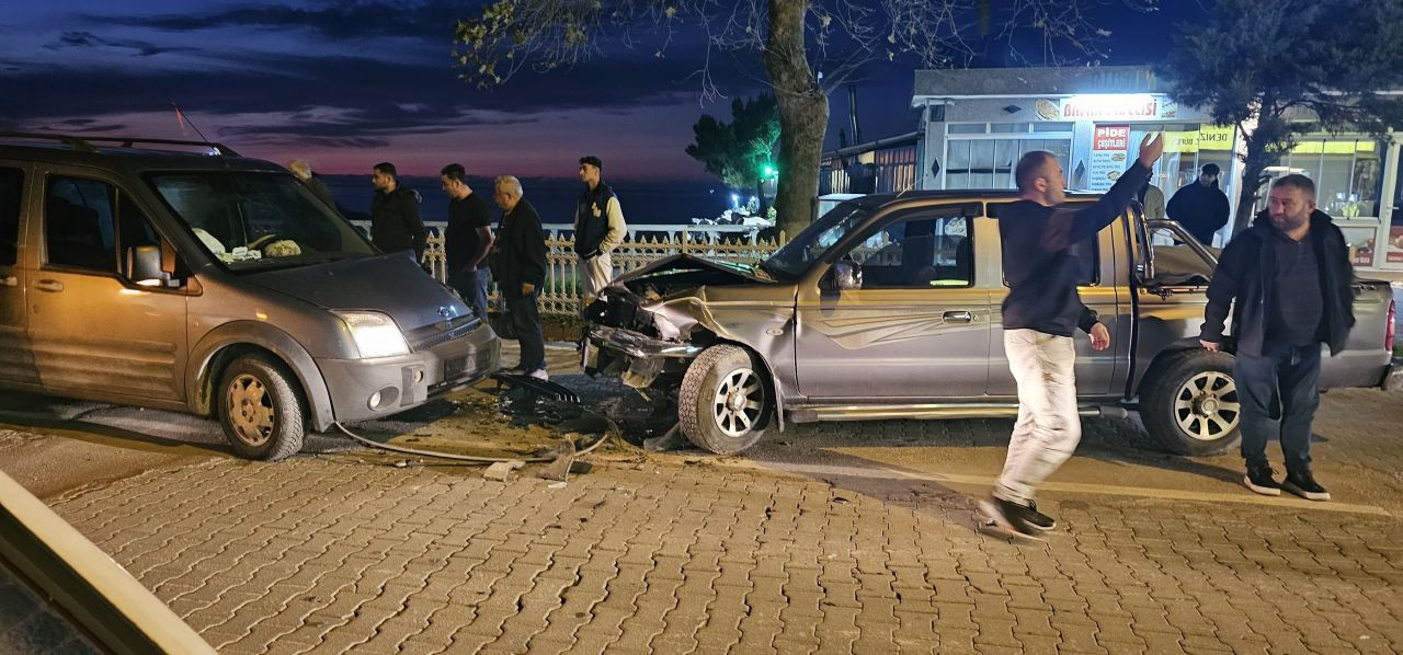 Kastamonu'da Pikap ile Hafif Ticari Araç Kafa Kafaya Çarpıştı - Sayfa 3