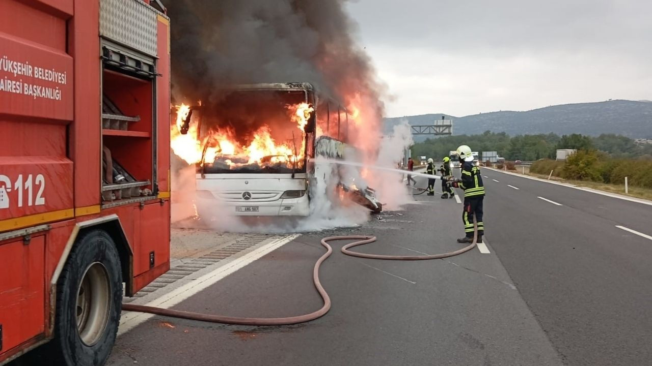 Yolcu otobüsü otoyolda alev alev yandı