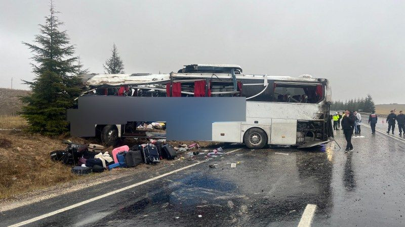 Yolcu Otobüsü Devrilerek Takla Attı: 1 Ölü 1'i Ağır 42 Yaralı! - Sayfa 1