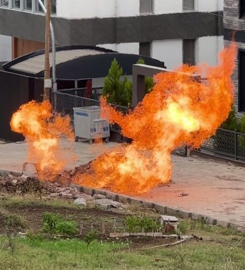 Kocaeli'de, iş makinesi doğal gaz borusuna zarar verdi: Alevler korkuttu - Sayfa 1