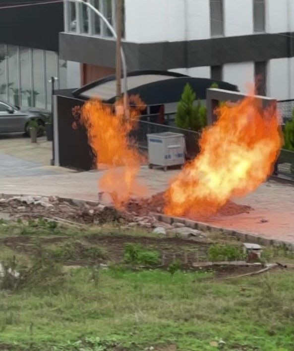 Kocaeli'de, iş makinesi doğal gaz borusuna zarar verdi: Alevler korkuttu - Sayfa 3