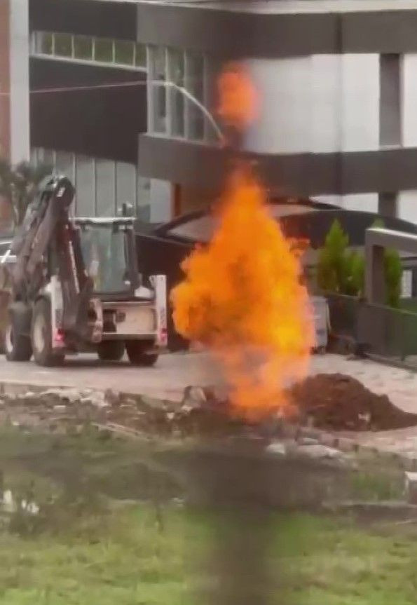 Kocaeli'de, iş makinesi doğal gaz borusuna zarar verdi: Alevler korkuttu - Sayfa 2