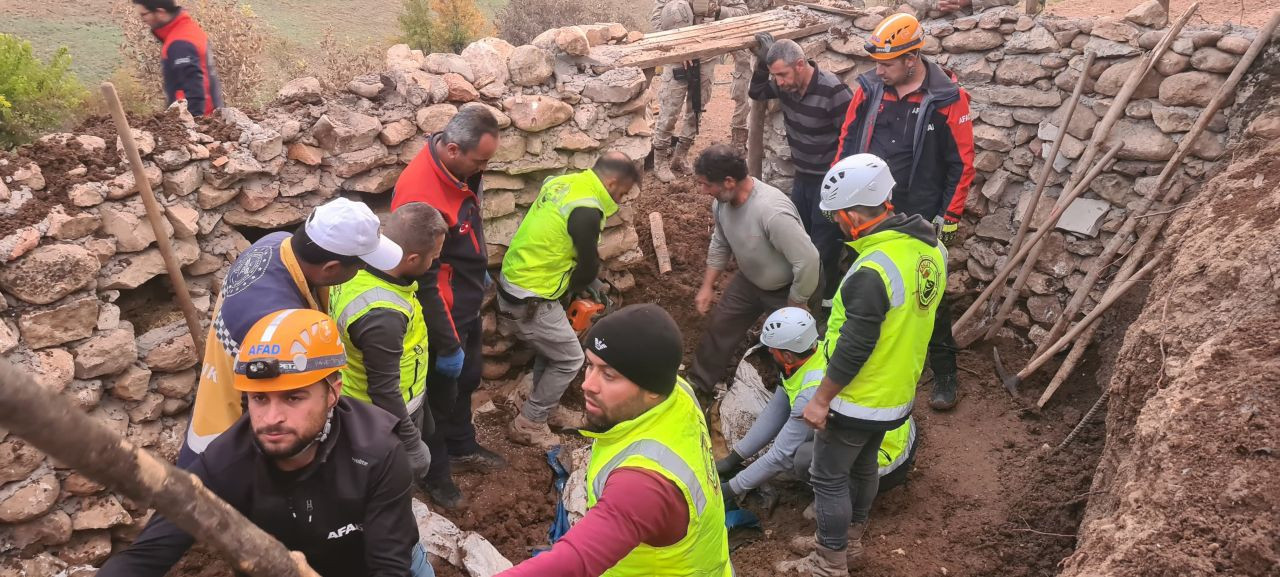 Ahırın Tavanı Çöktü, 3 Küçükbaş Telef Oldu! - Sayfa 5