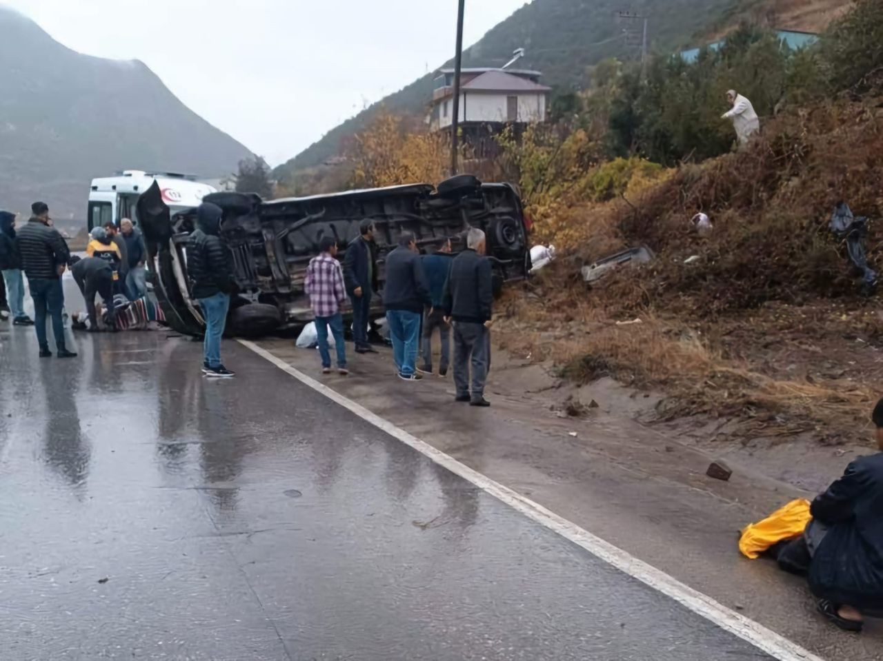 Osmaniye’de Yağışlı Havada Yolcu Minibüsü Devrildi: 6 Yaralı - Sayfa 3