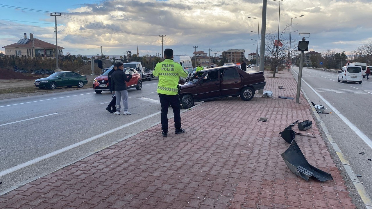 Kontrolden Çıkan Otomobil Direğe Çarptı: 1 Kişi Yaralandı