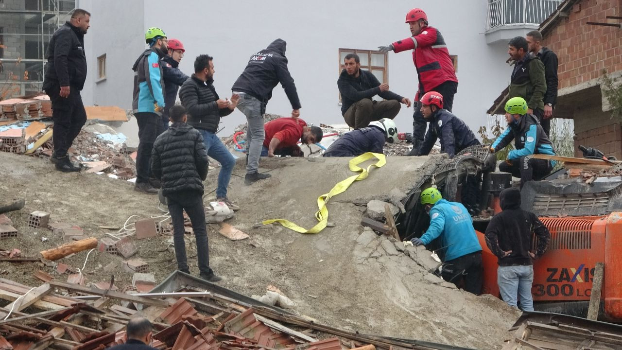 Malatya’da Yıkım Sırasında Enkaz Altında Kalan Operatör Kurtarıldı - Sayfa 1