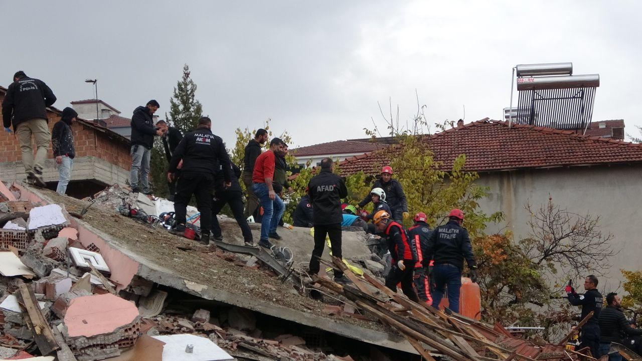 Malatya’da Yıkım Sırasında Enkaz Altında Kalan Operatör Kurtarıldı - Sayfa 2