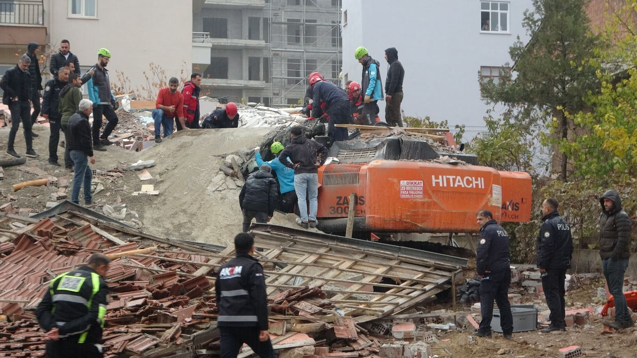 Malatya’da Yıkım Sırasında Enkaz Altında Kalan Operatör Kurtarıldı - Sayfa 4