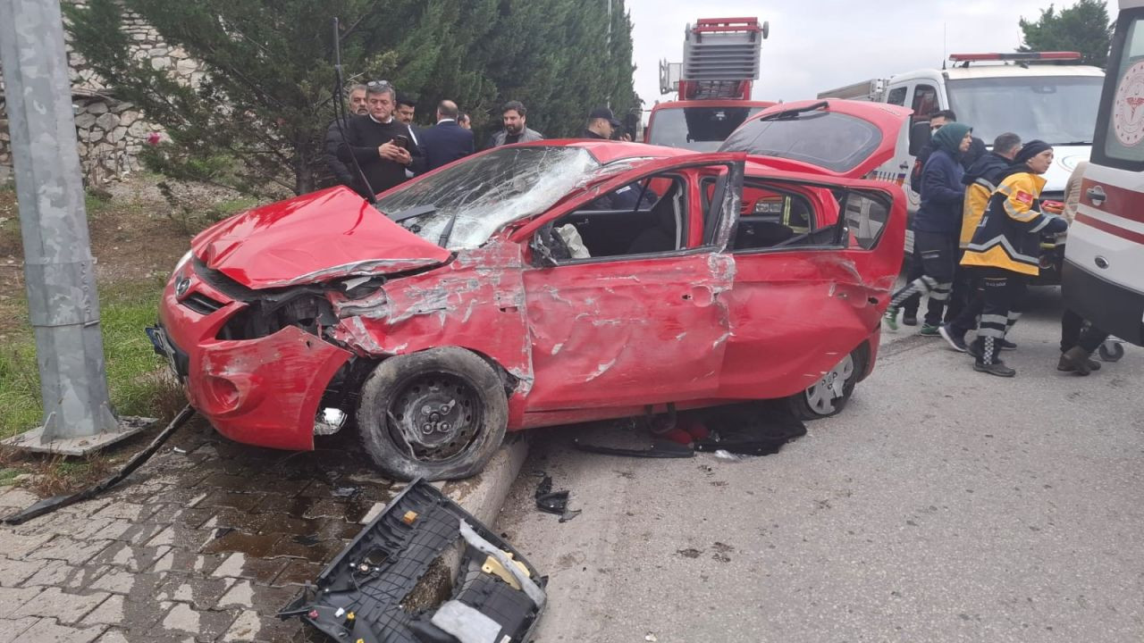 Karabük’te Otomobil Direğe Çarptı: 1’i Ağır, 3 Yaralı - Sayfa 1