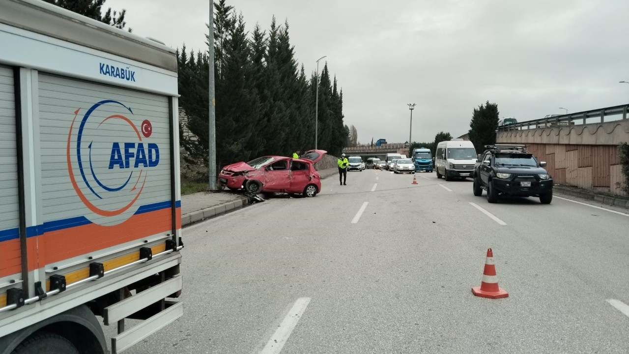 Karabük’te Otomobil Direğe Çarptı: 1’i Ağır, 3 Yaralı