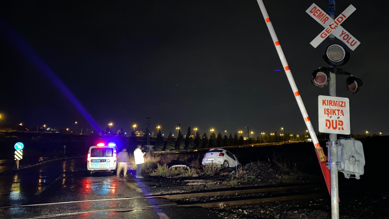 Diyarbakır’da Tren Hemzemin Geçitte Otomobile Çarptı