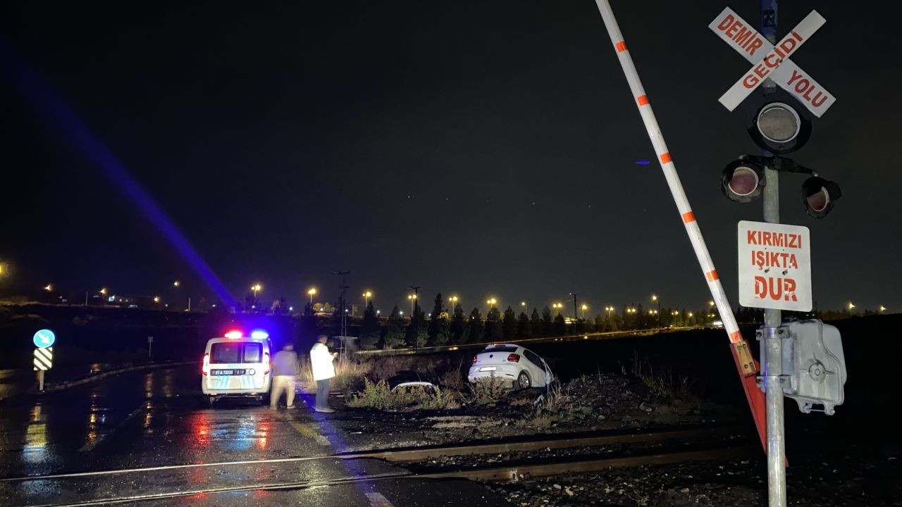 Diyarbakır’da Tren Hemzemin Geçitte Otomobile Çarptı - Sayfa 3