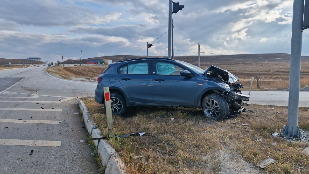 Çorum’da Aşırı Hız ve Dikkatsizlik Kazaya Neden Oldu: 4 Yaralı - Sayfa 1