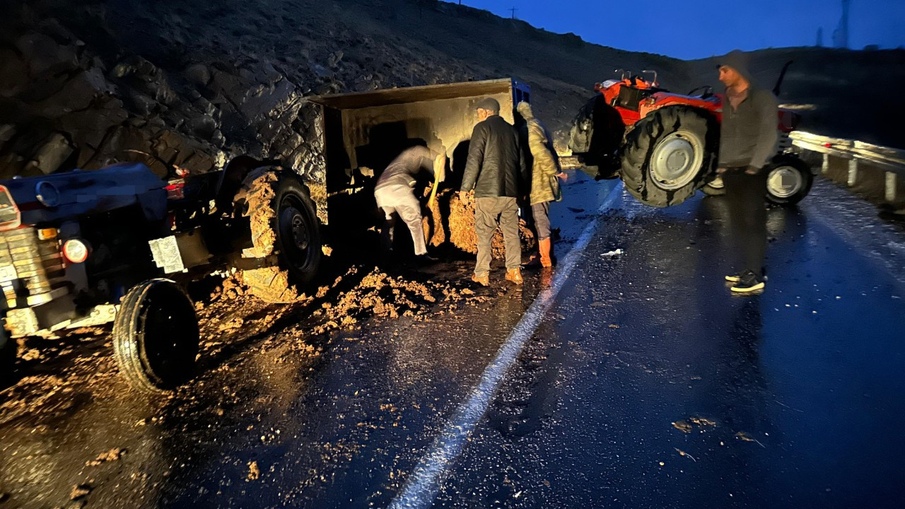 Elazığ’da Traktör Kazası: Hayvan Gübresi Yola Saçıldı