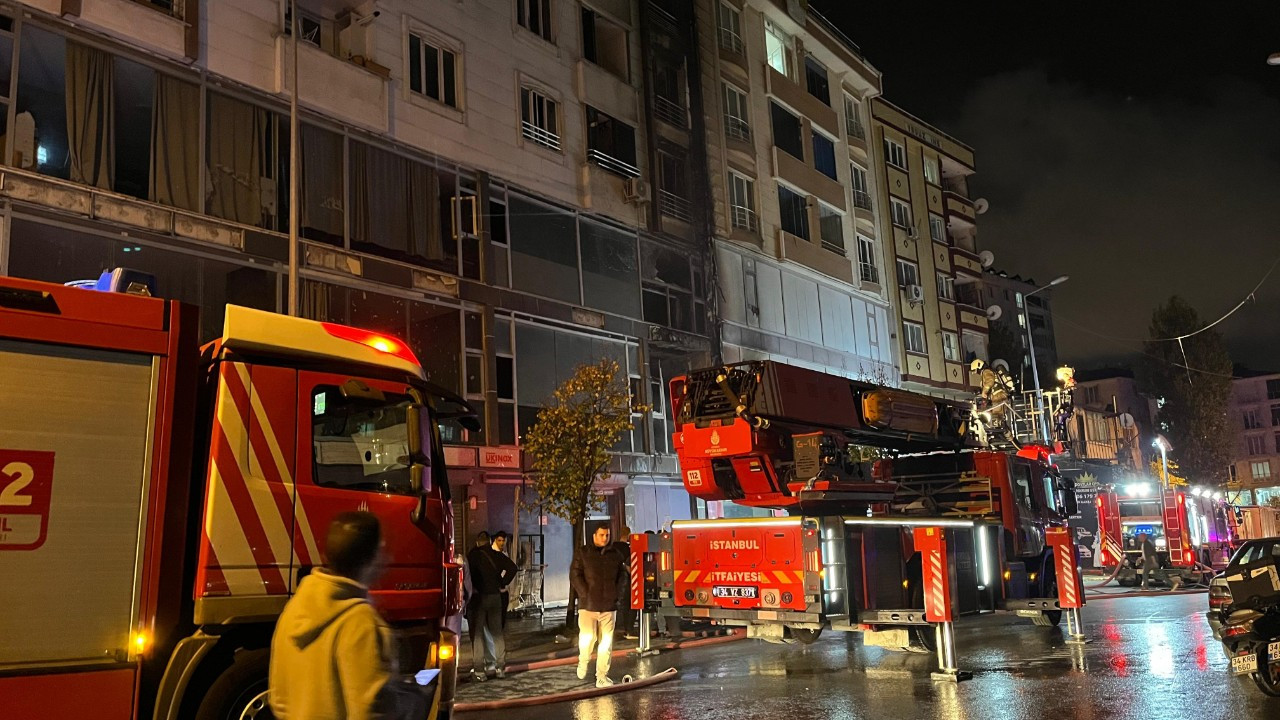 Esenyurt’ta Tekstil Atölyesi Yangını: 2 Ağır Yaralı, 5 Bina Tahliye Edildi