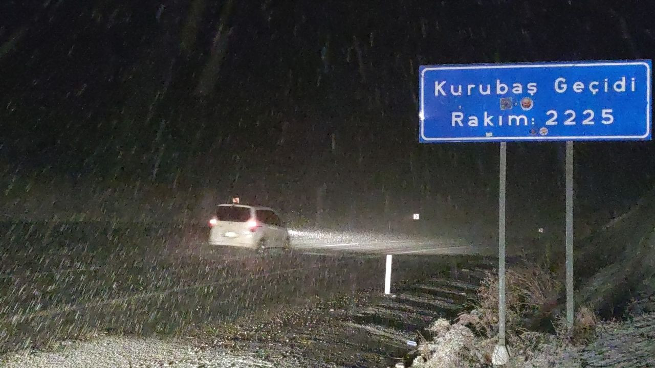 Kurubaş ve Karabet Geçitlerinde Kar Yağışı ve Sis Trafiği Felç Etti - Sayfa 1