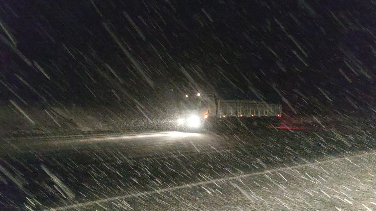 Kurubaş ve Karabet Geçitlerinde Kar Yağışı ve Sis Trafiği Felç Etti - Sayfa 4