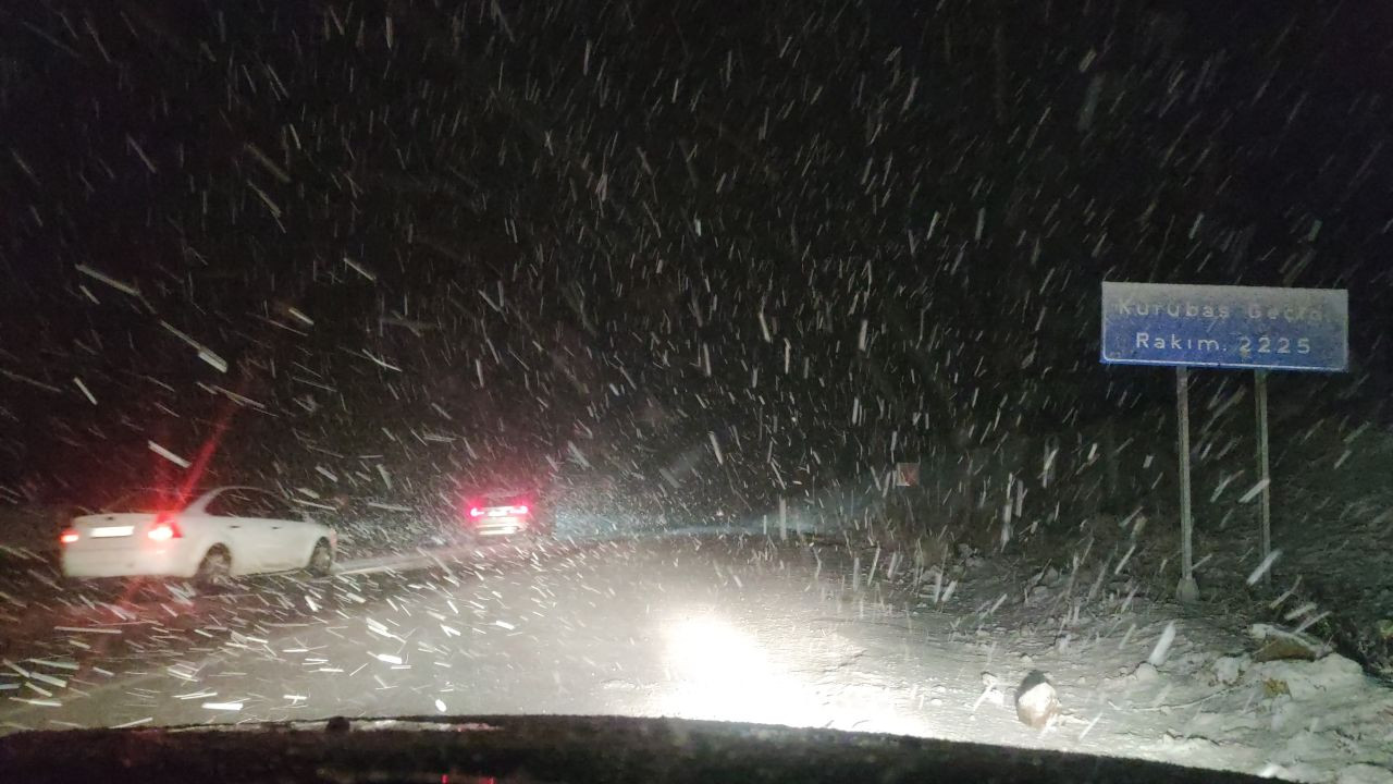 Kurubaş ve Karabet Geçitlerinde Kar Yağışı ve Sis Trafiği Felç Etti - Sayfa 6