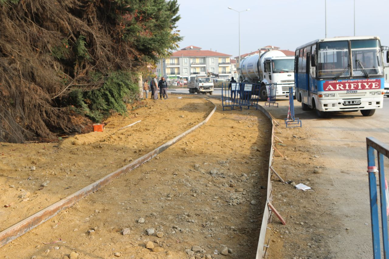 Arifiye Belediyesi, Beton Kaldırım Çalışmalarına Devam Ediyor - Sayfa 1