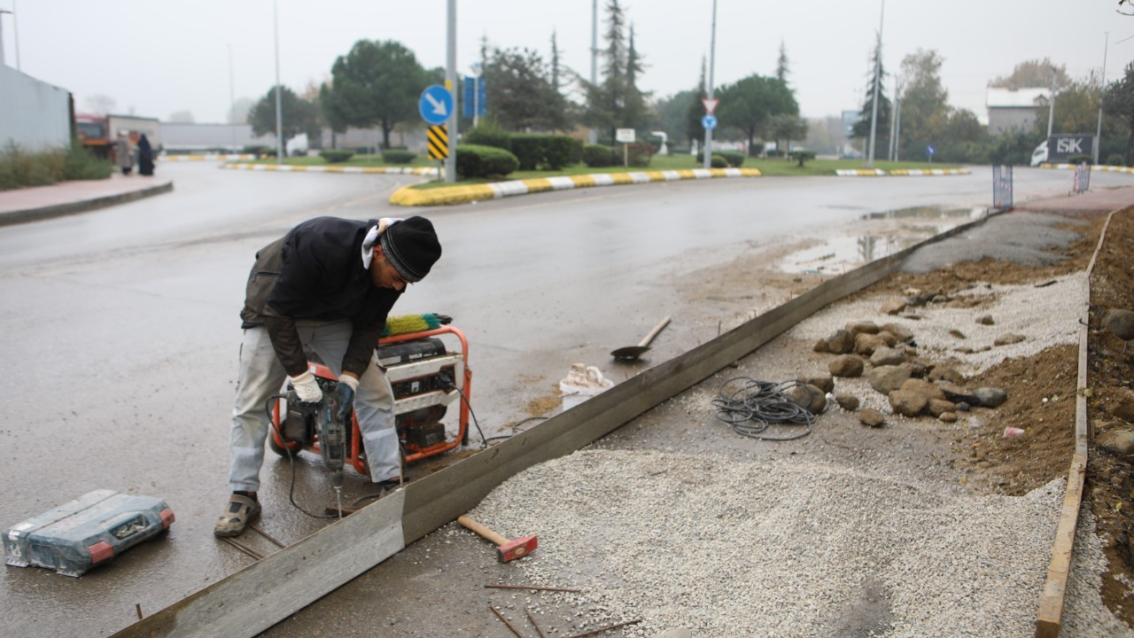 Arifiye Belediyesi, Beton Kaldırım Çalışmalarına Devam Ediyor