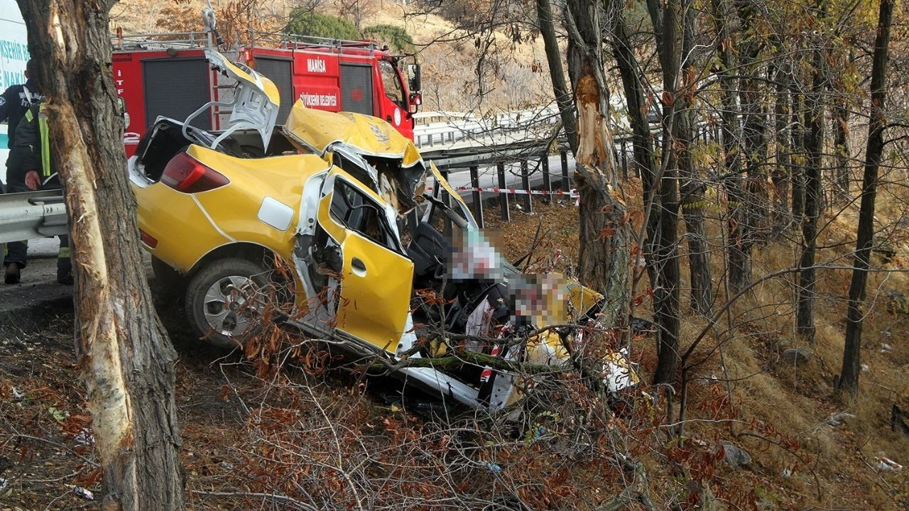 Manisa'da Feci Kaza! Ticari Taksi Hurdaya Döndü: 1 Ölü 1 Ağır Yaralı