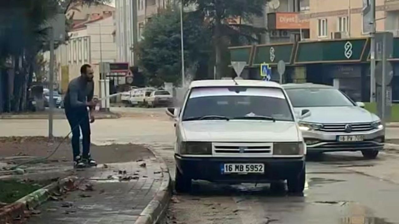 Aracını sokak çeşmesinde yıkadı: Sürücüye ceza yağdı!