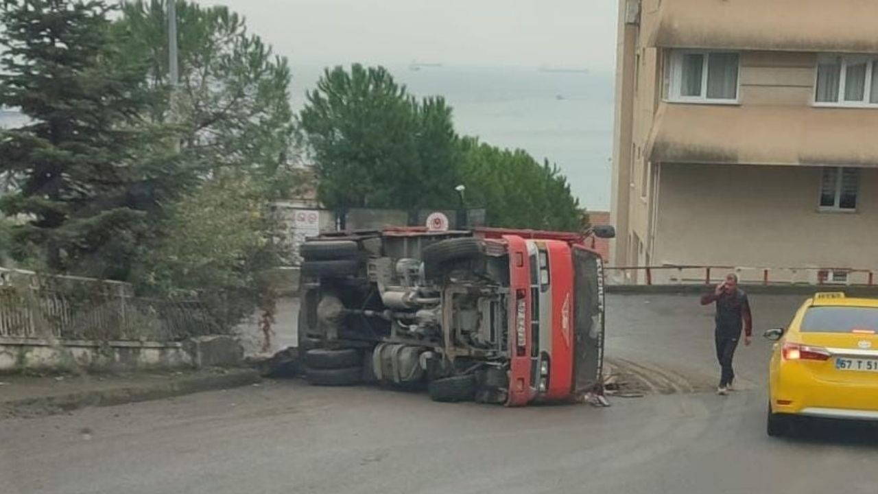 Kontrolden çıkan nakliye kamyonu devrildi