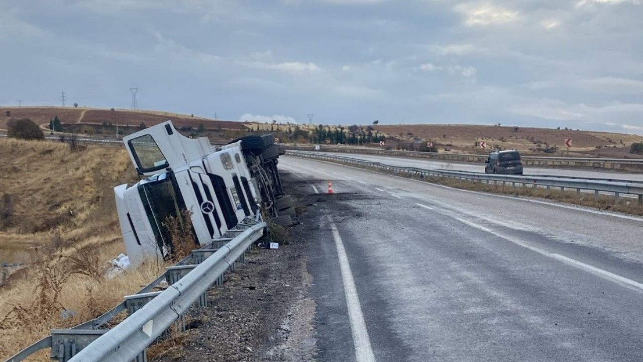 Adıyaman'da Kayganlaşan Yolda Tır Devrildi!