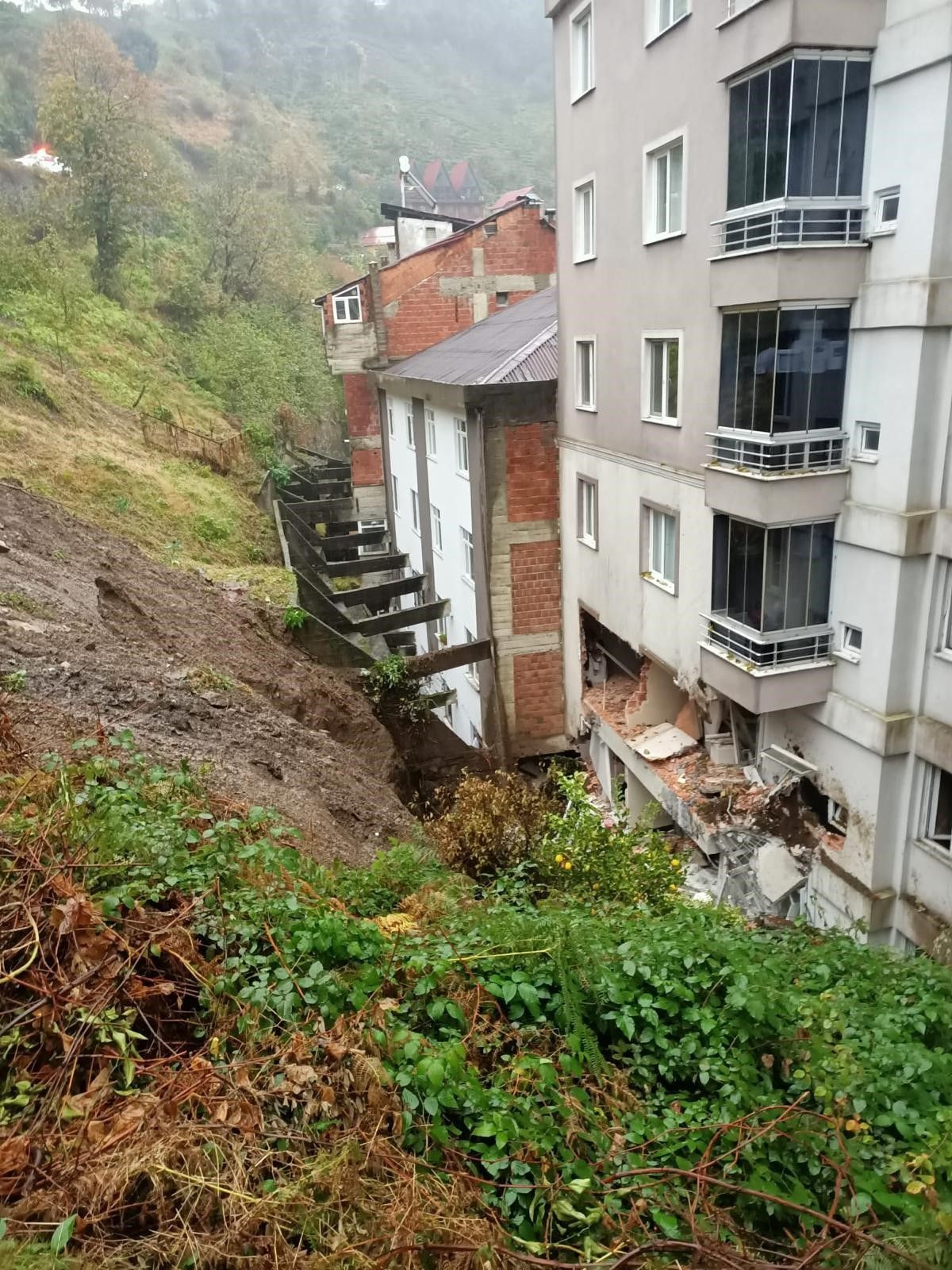 Çayeli'nde Heyelan Felaketi: 1 Ölü 4 Yaralı! - Sayfa 13