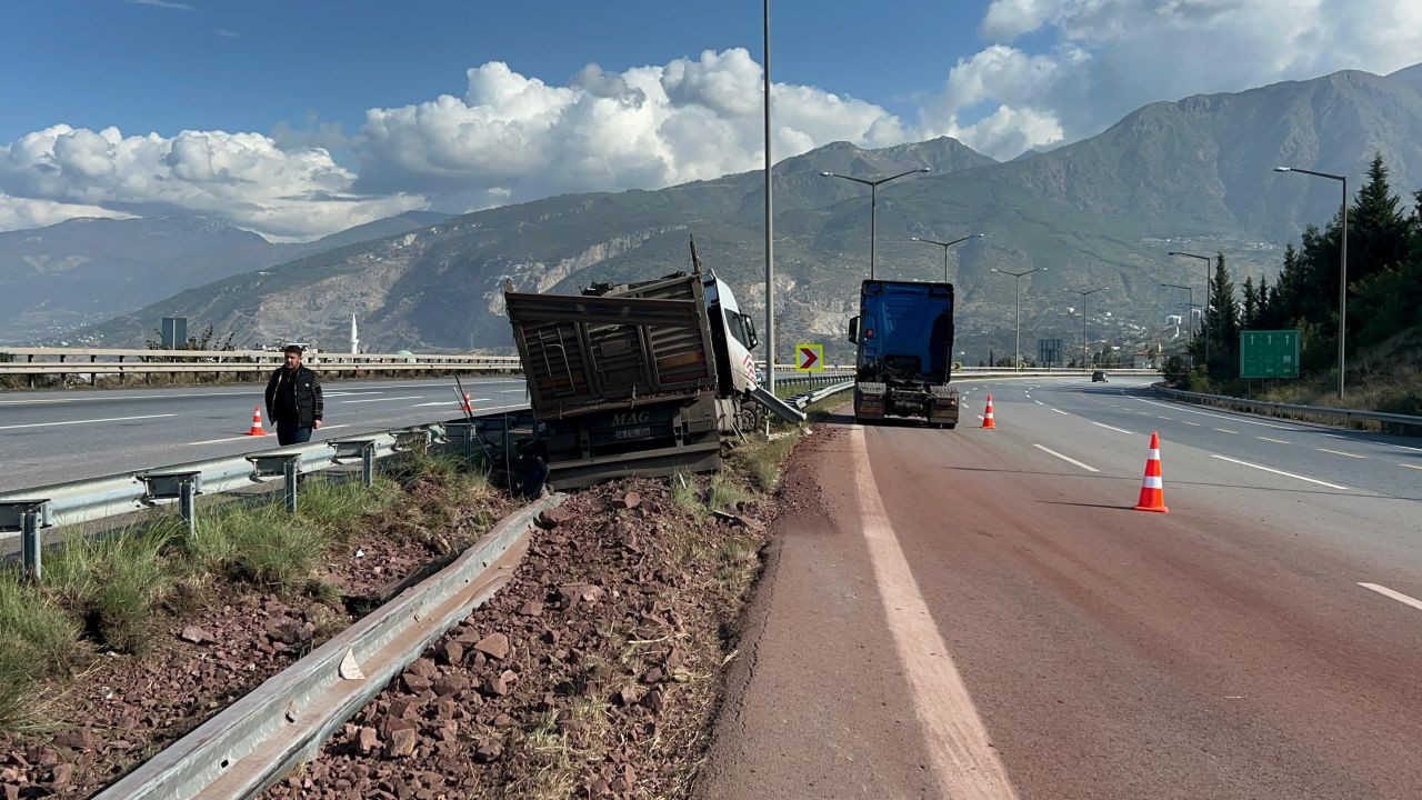 Hatay'da Bariyere Çarpan Kamyon Sürücüsü Yaralandı - Sayfa 1